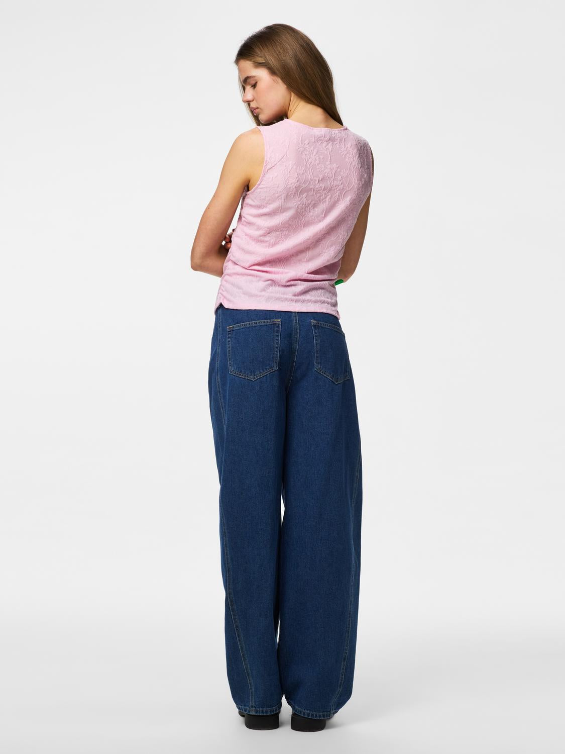 model_shot-back